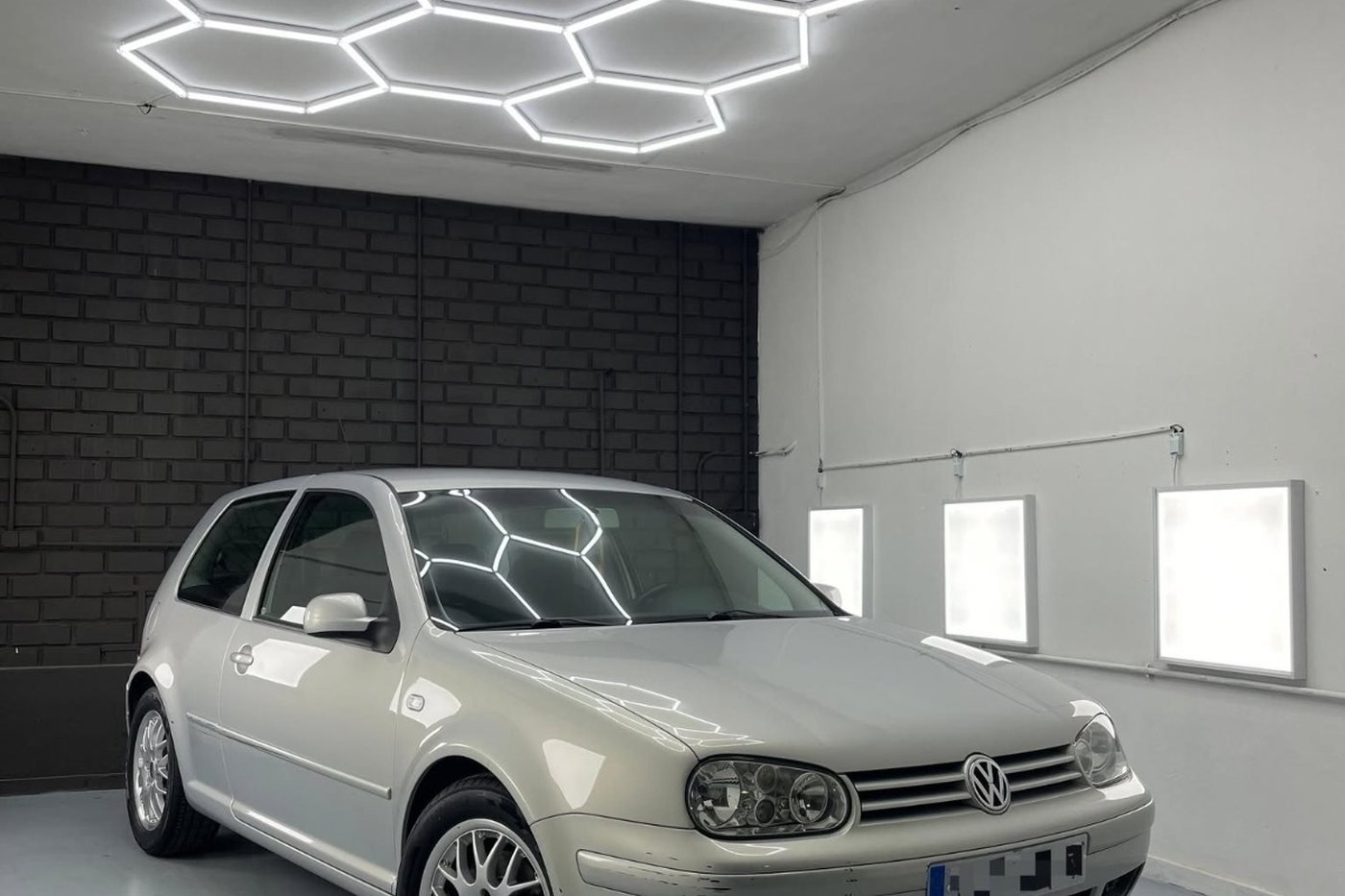 Volkswagen Golf gris plata detallado en cabina